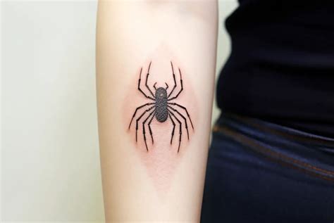 tatuaje de araña en el brazo|Significado del tatuaje de araña